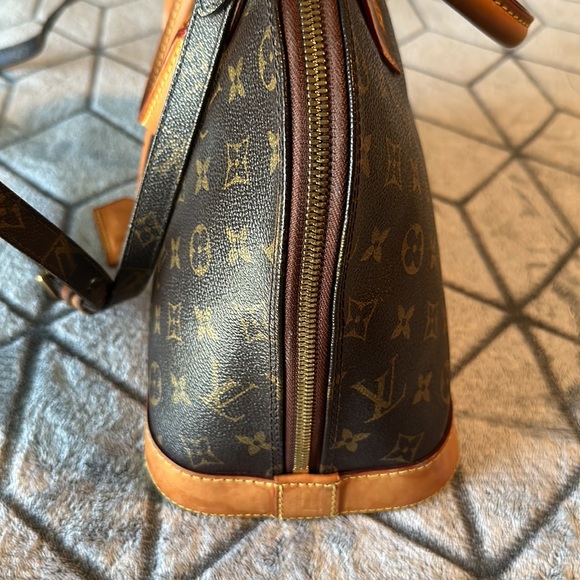 Authentic Louis Vuitton Monogram Alma satchel - Picture 2 of 13